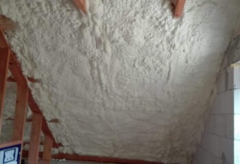 Pěnová izolace aplikovaná na střeše RD