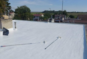 Úspora za energie Nástřik střechy PUR pěnou a ochranná silikonová vrstva