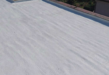 zateplení ploché střechy Nástřik střechy PUR pěnou a ochranná silikonová vrstva