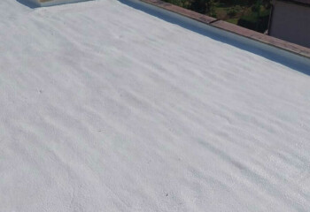 zateplení ploché střechy Nástřik střechy PUR pěnou a ochranná silikonová vrstva